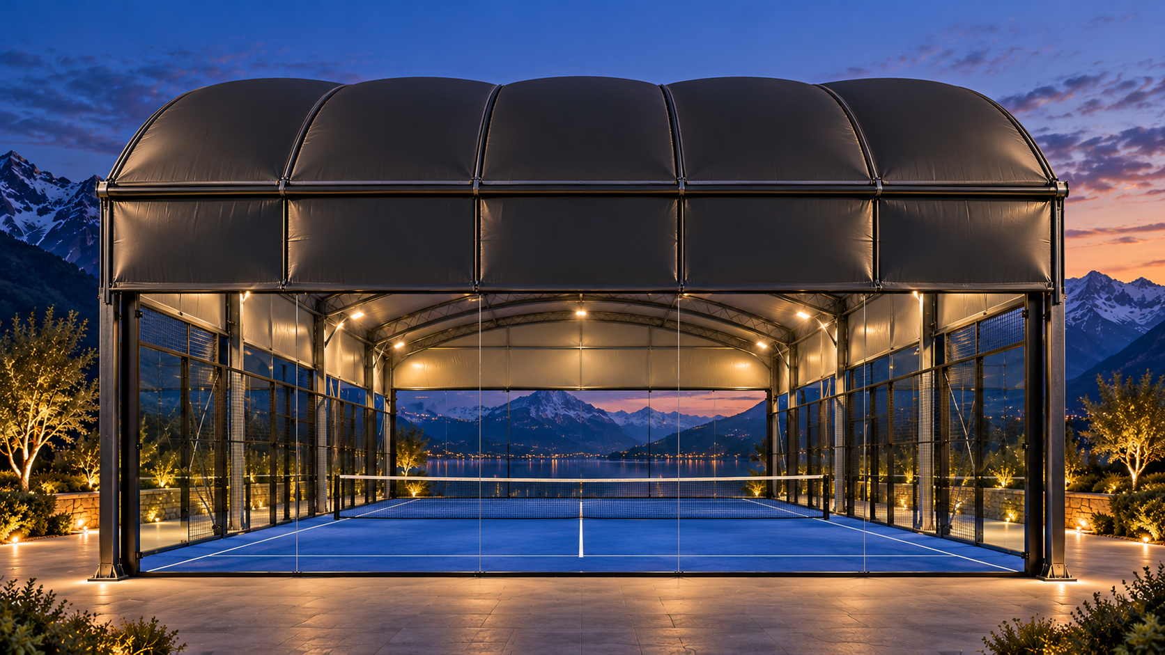 Frontansicht eines Panorama-Padelcourts unter schwarzer Membran-Überdachung mit Bergblick