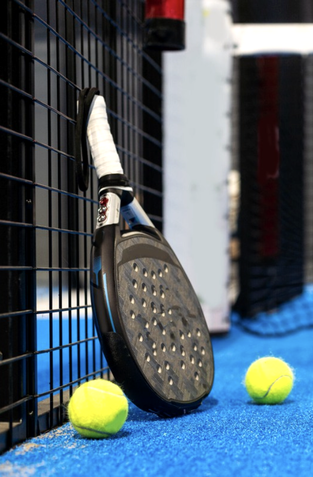 Padel Detail – Schläger & Ball (Emotion, Material, Nahaufnahme)