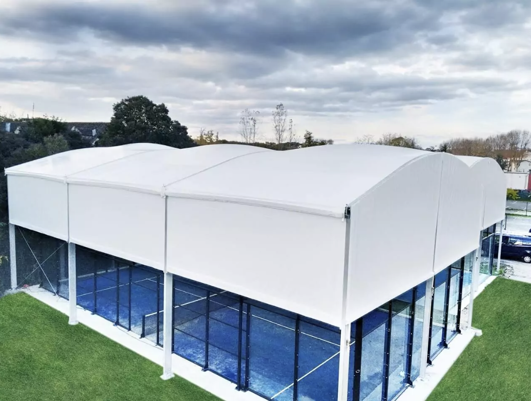 Padel Überdachung – Detailansicht und Dachführung