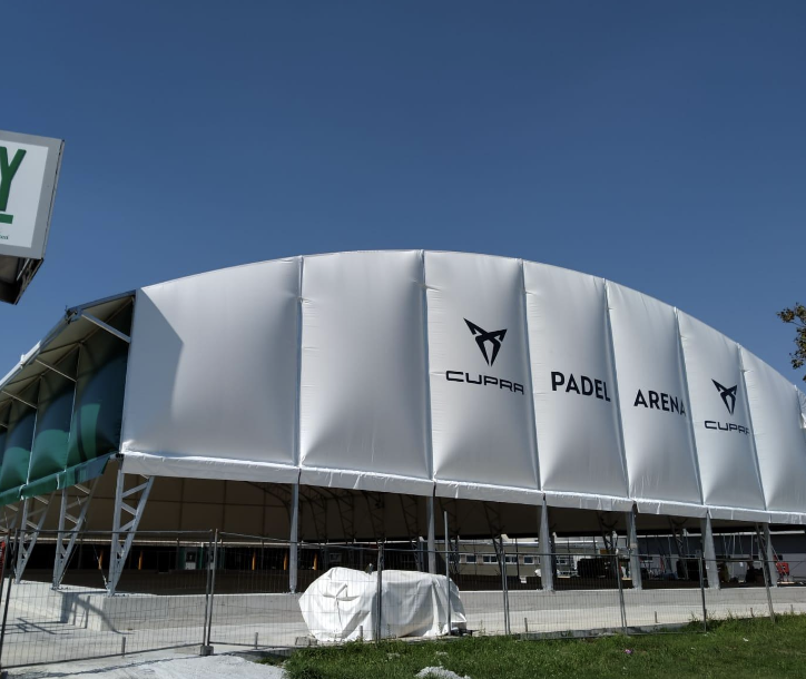 Überdachung für Padelplätze – Perspektive im Betrieb